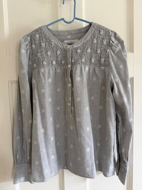 ❄️ Loft light gray/white snowflake print top. Size S.